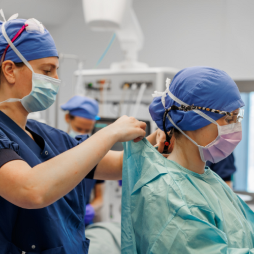 Operatieassistent Janina is de chirurg graag nèt een stap voor 